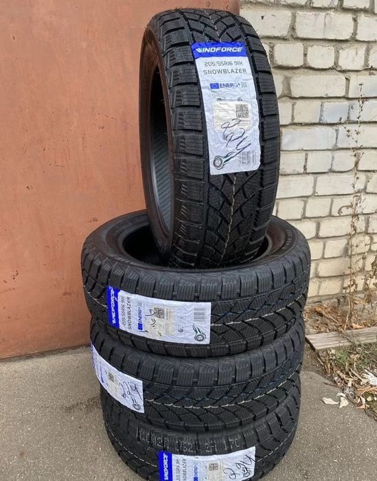 Комплект зимних нешипованных шин.