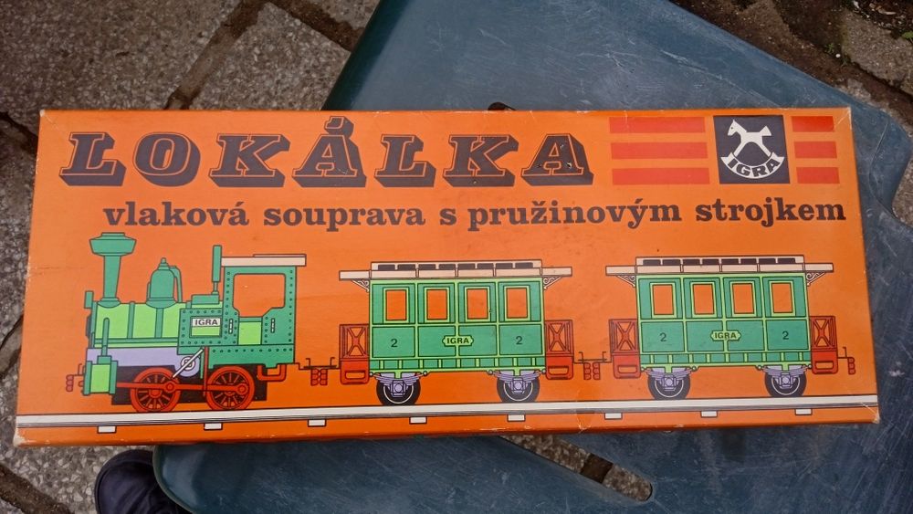 Локомотив - влакова композиция с пружинен механизъм