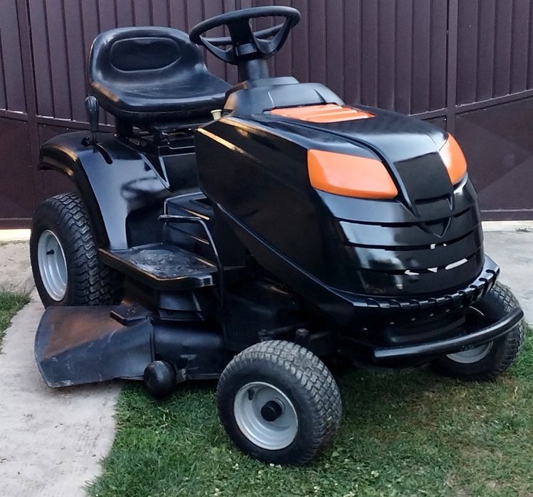 Tractoras tuns gazon stiga