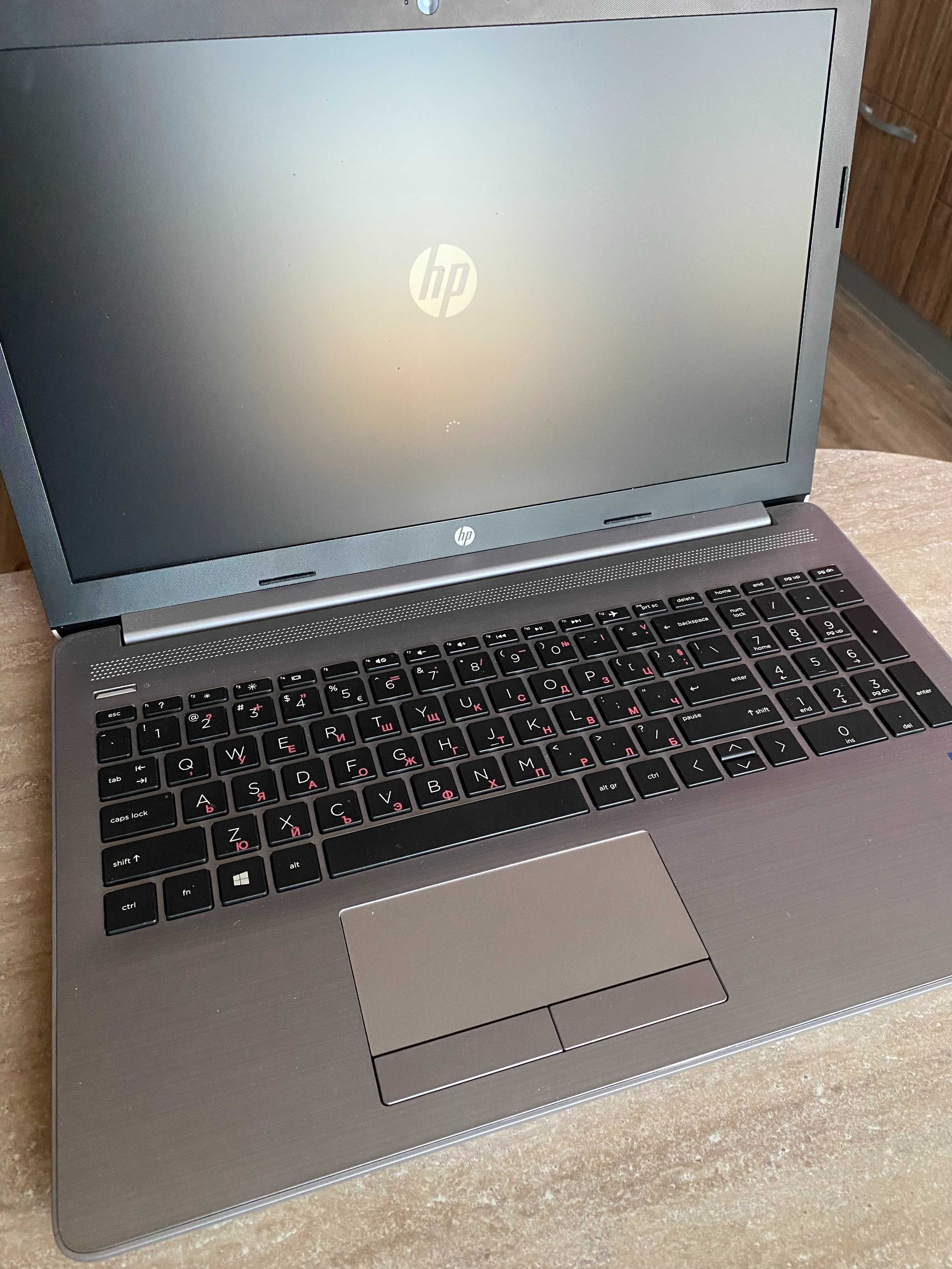 Лаптоп HP 250 G7 (15.6", i3-7020U, 8GB RAM, Сребрист) ПОДАРЪК КОЛОНИ