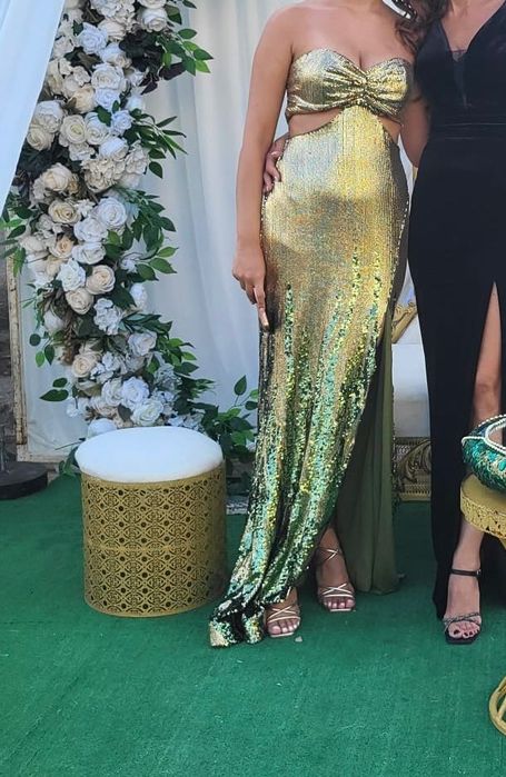 Златиста официална рокля с пайети