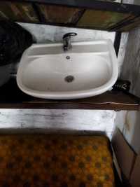 Раковина в ванную с краном и подножкой