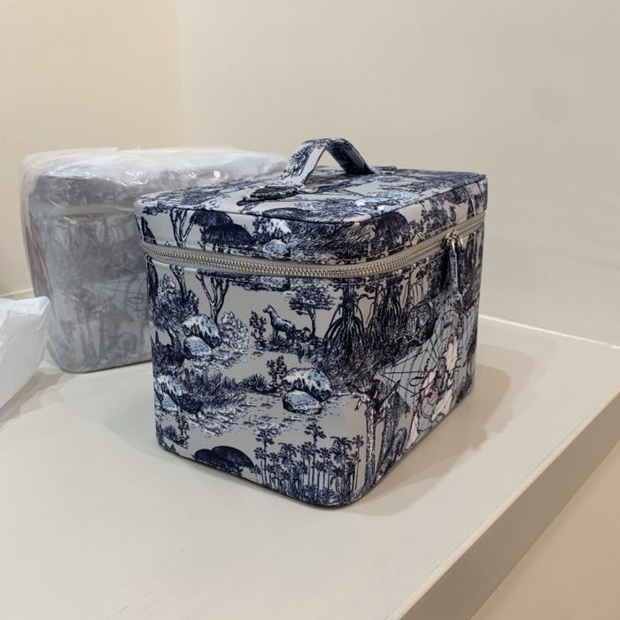 Травъл куфар Dior колекция Around the World нов запечатан със стикер