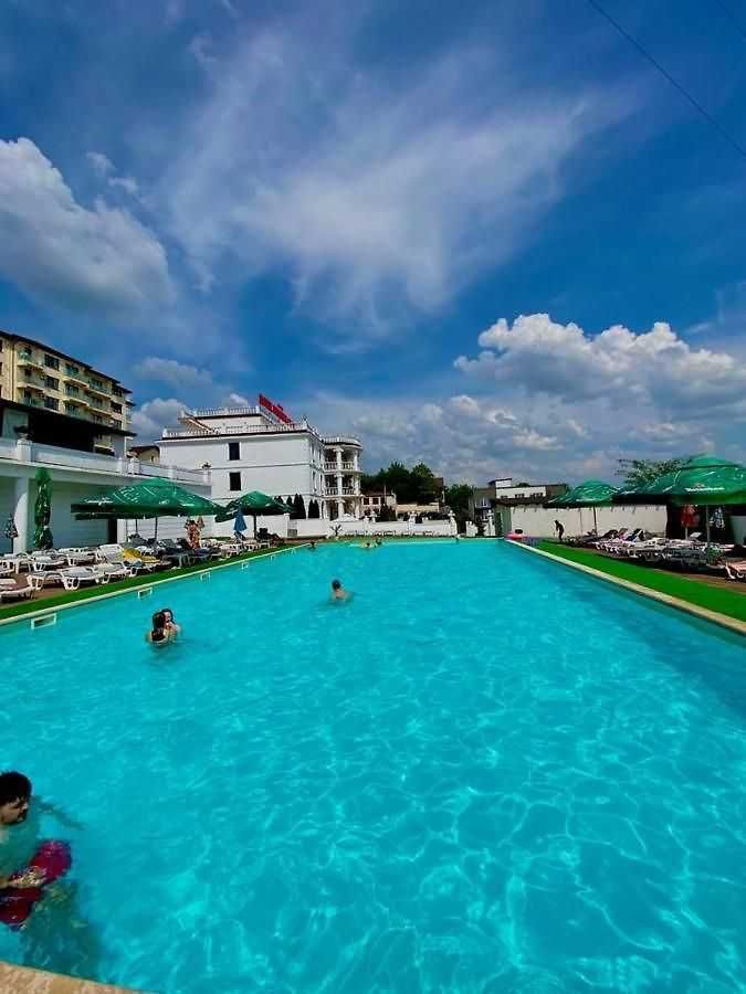 Se vinde coplex hotelier cu piscina publica