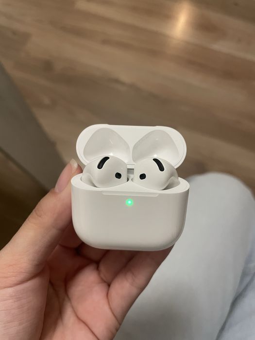 AirPods 4 (почти новые, с гарантией)