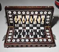 șah vechi din os și lemn