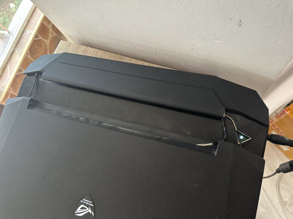 Dezmembrez Asus G750 balamale rupte