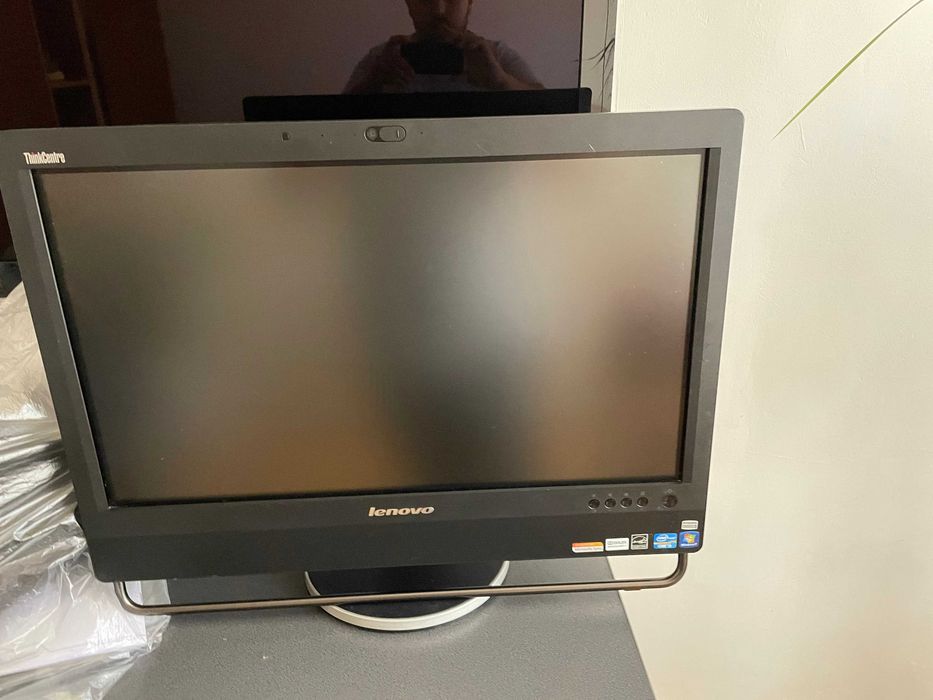 PC i3 lenovo think centre  all in one cu monitor integrat in unitate