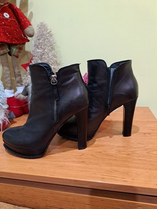 Черни боти от естествена кожа.