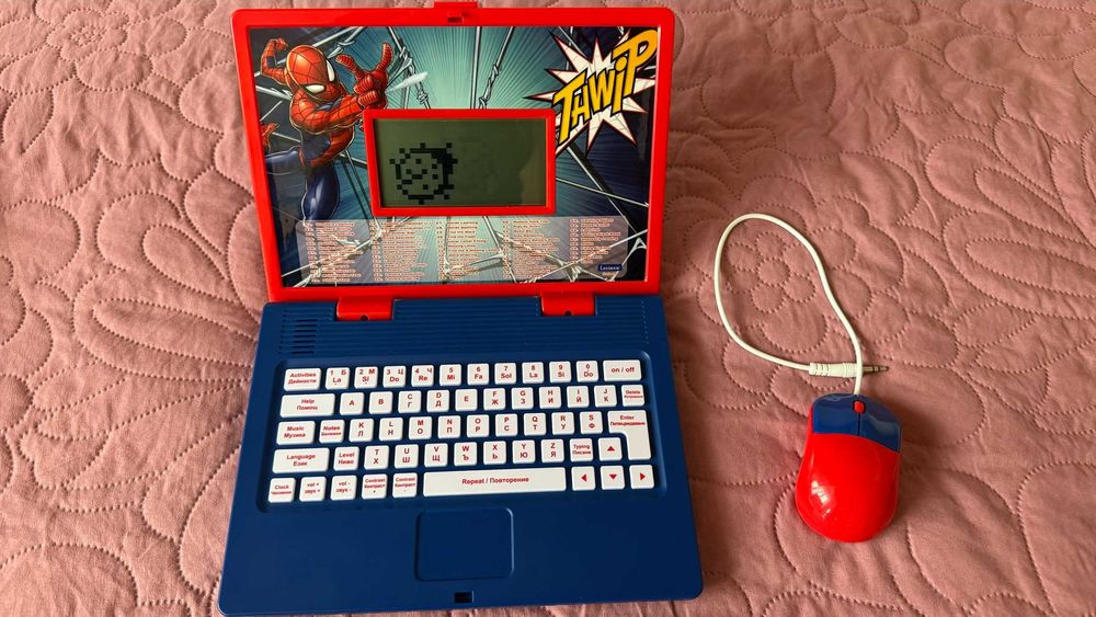 Арбалет, карта на света ,лаптоп, майсторска масичка,матю, топка