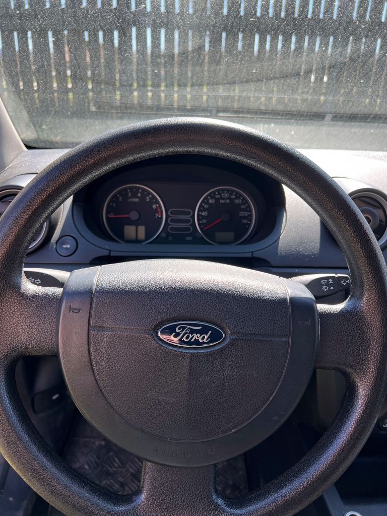 Vând Ford Fiesta