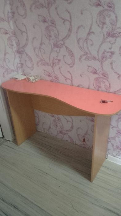 Продам стол для парикмахерских