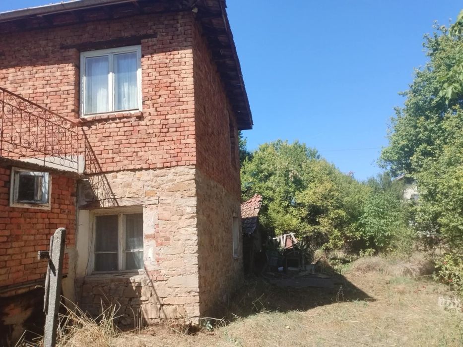 Къща с голям двор