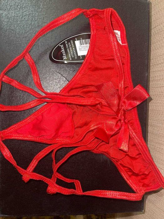 Красные стринги.