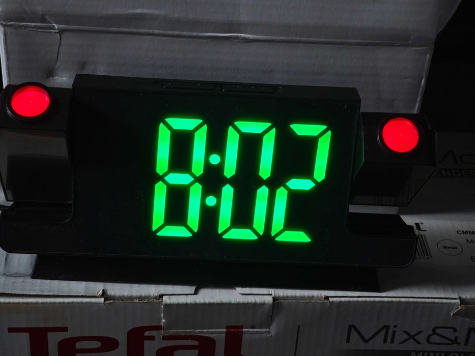 Часовник прожектиращ часа и температурата на тавана има и аларма