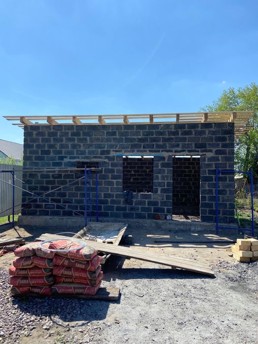 Участок с постройкой