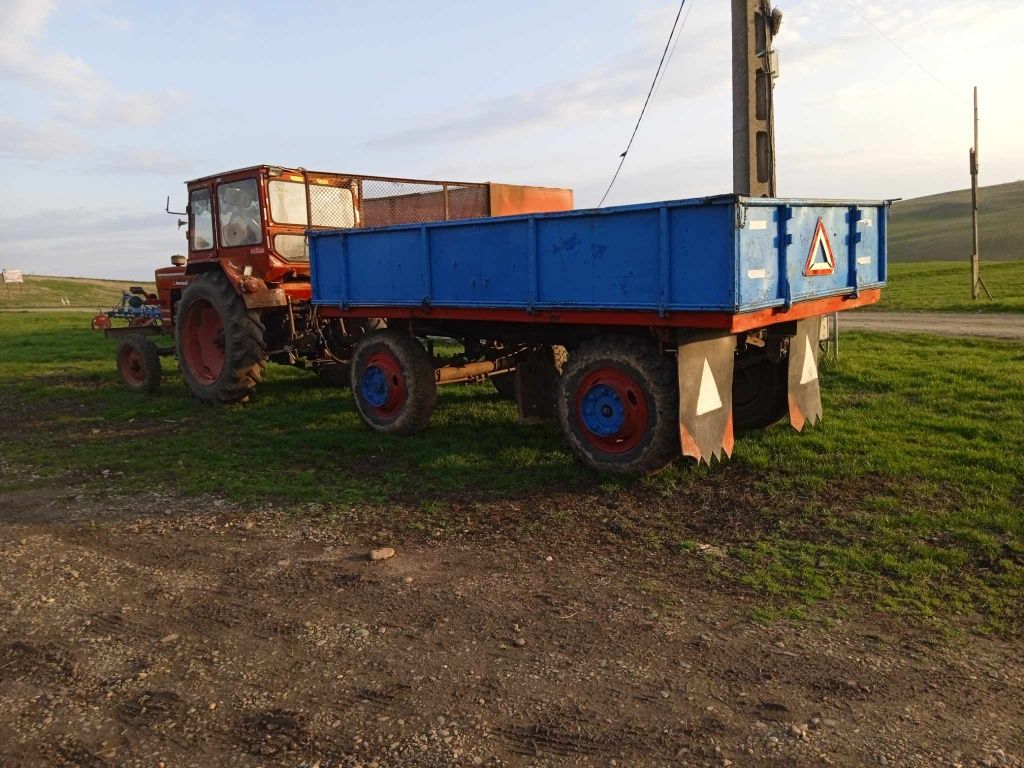 Vând tractor cu remorcă