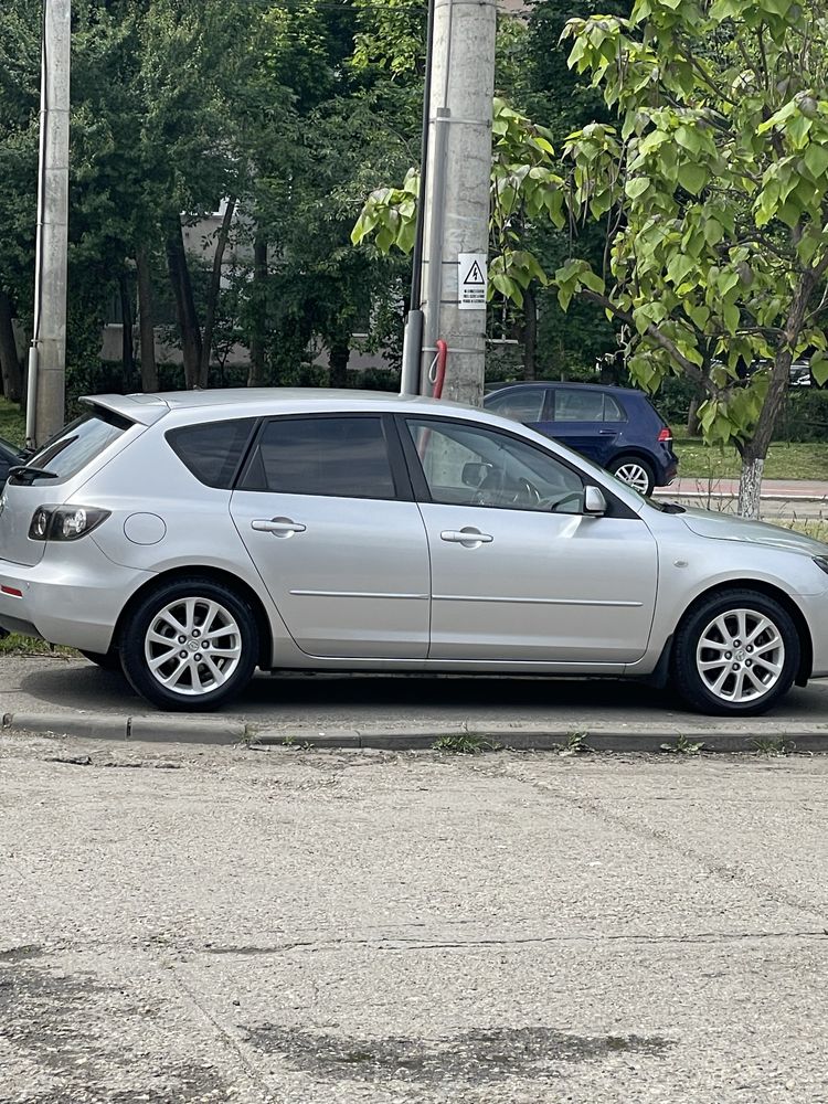 autoturism mazda 3
