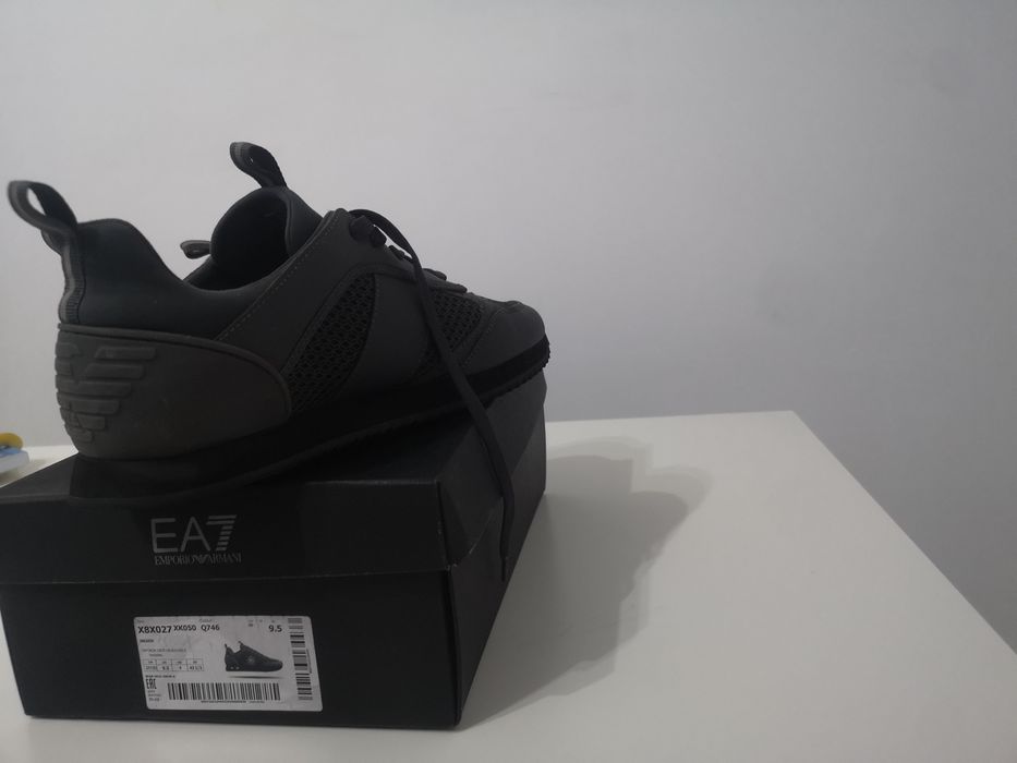 Vând adidași Emporio Armani originali.