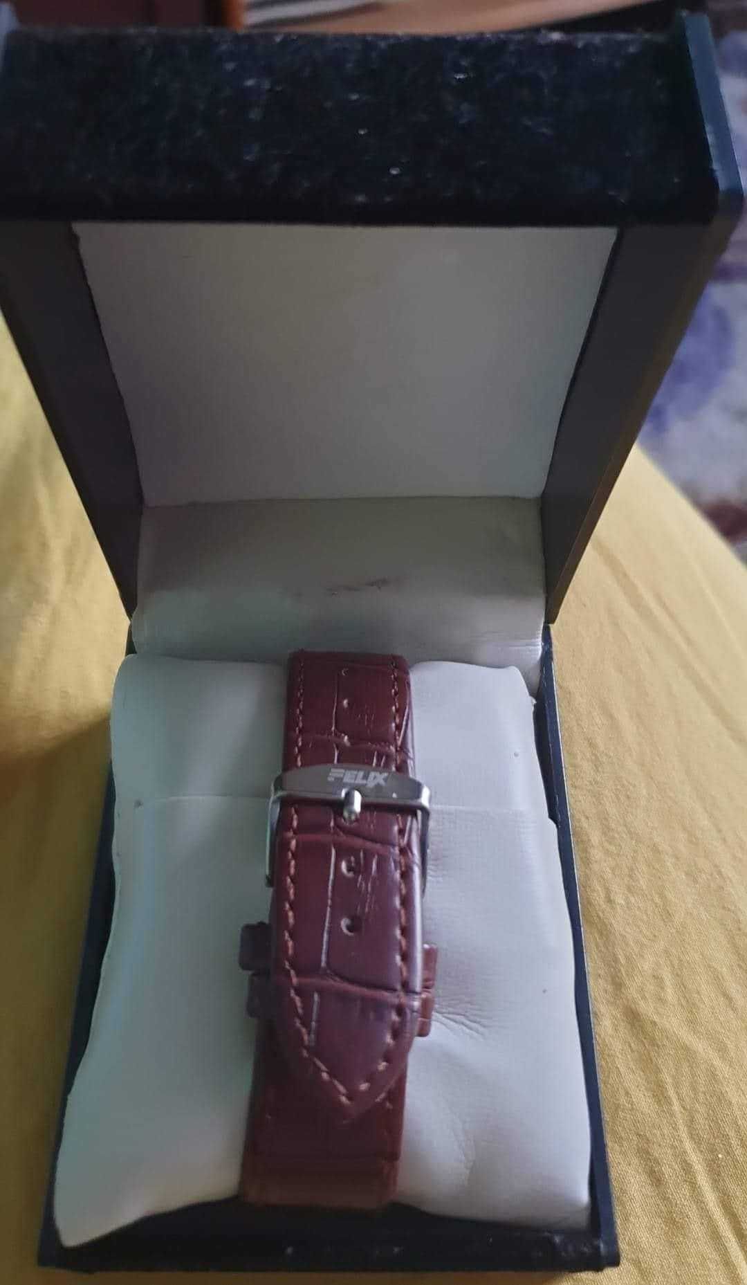 Часовник Felix с кафява каишка