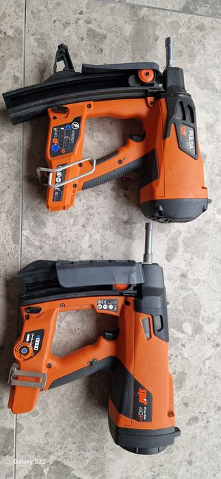 Spit pistol de cuie pe gaz