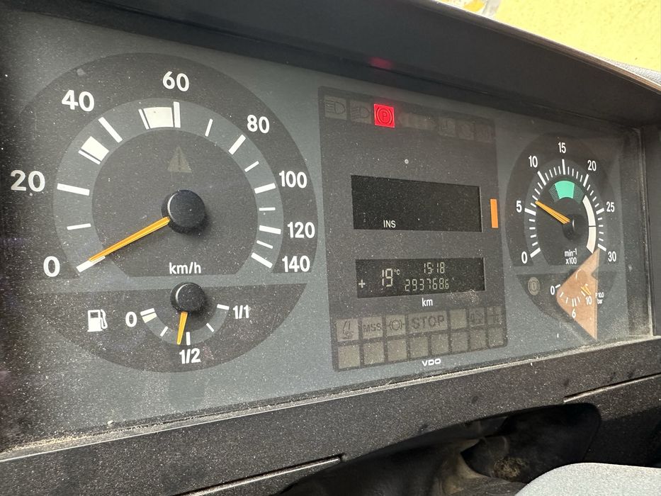 Vand Mercedes Atego basculabil de 12 tone cu macara forestiera