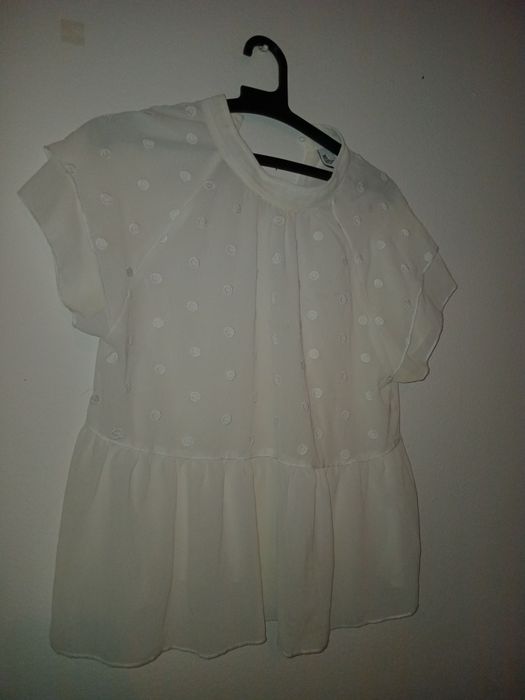 Bluza albă cu buline și volănaș jos