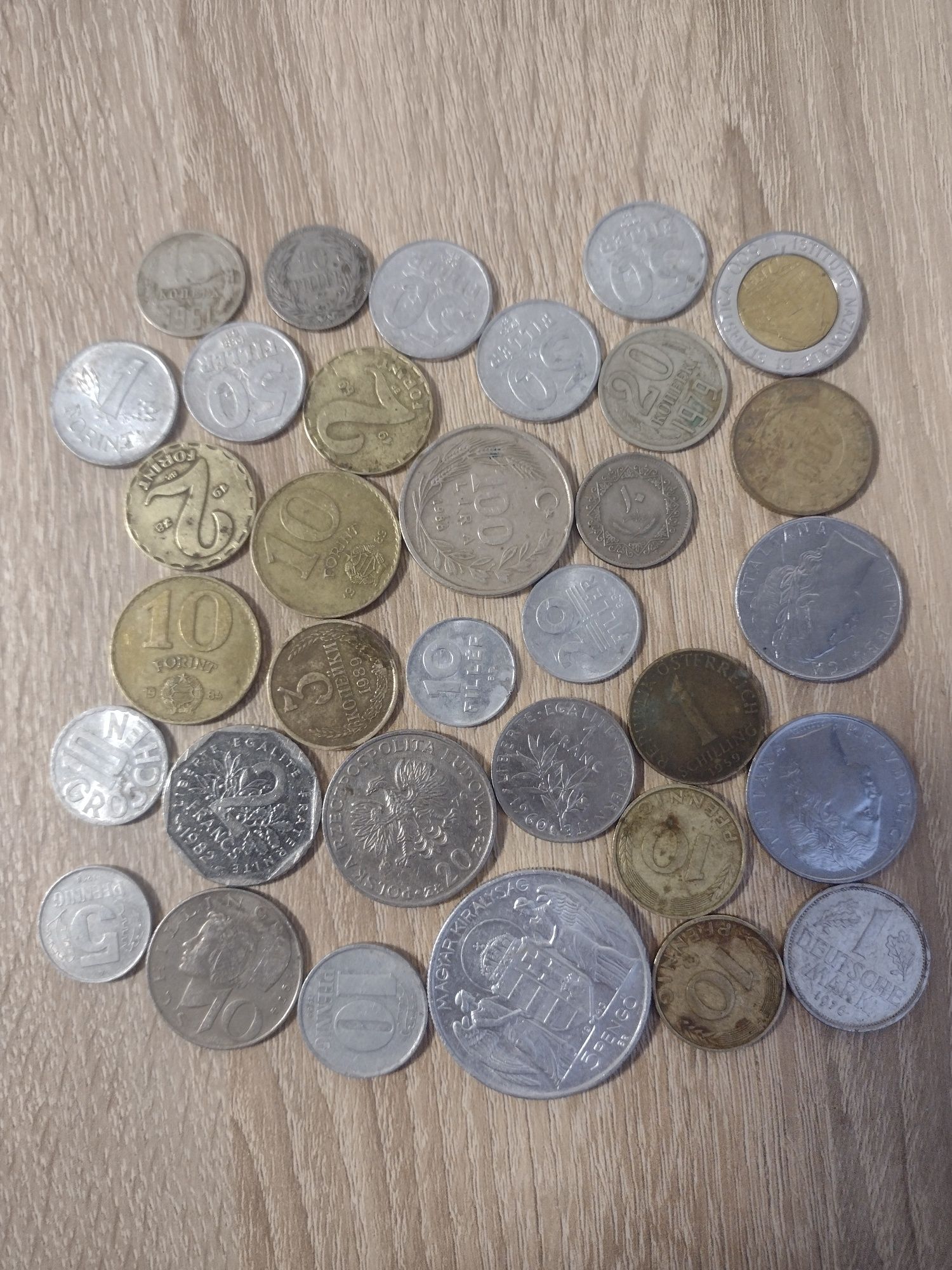 Vând monede vechi 15 buc. Românesti și 33 buc.straine