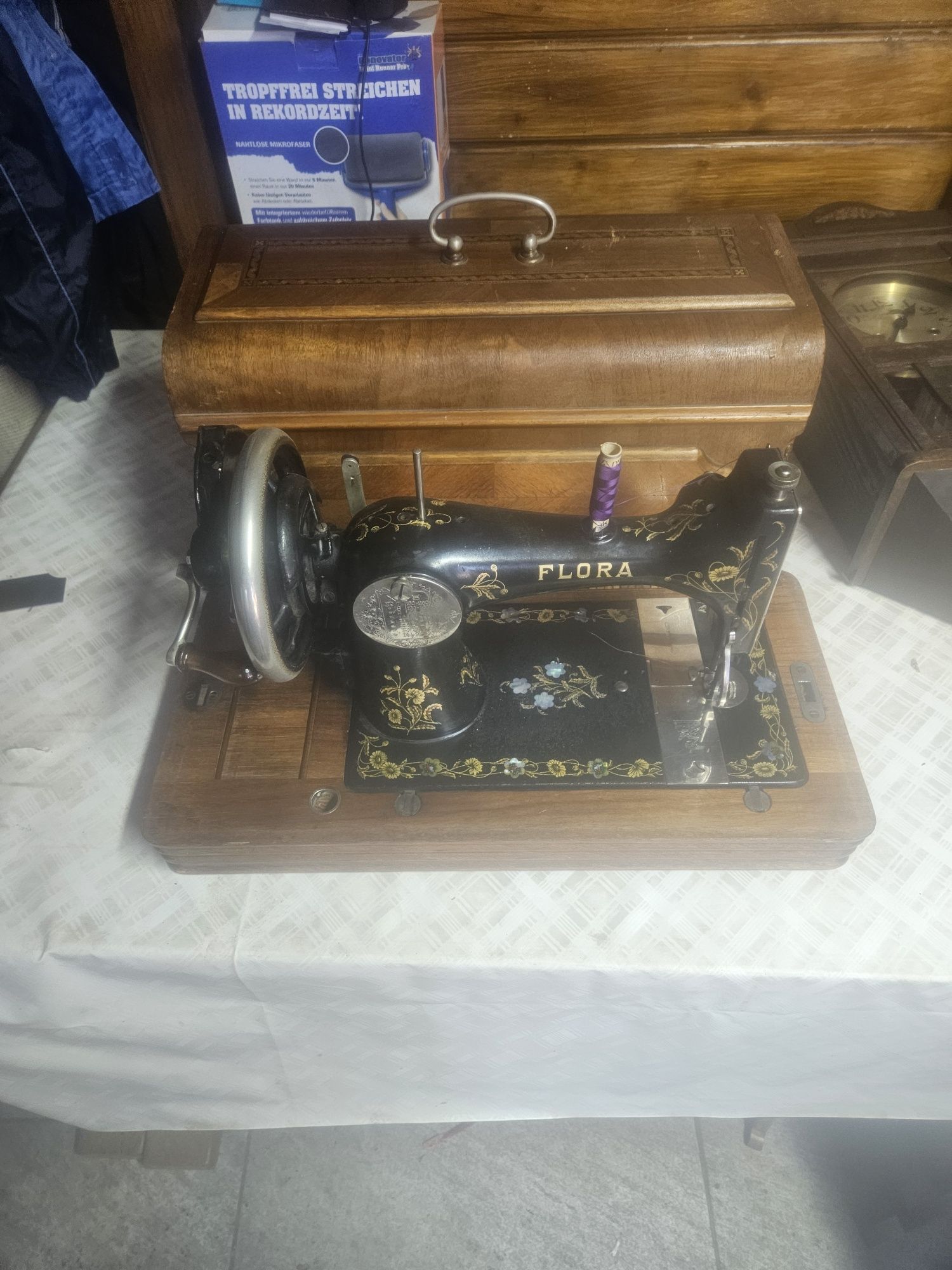 2 mașini de cusut manuale Singer si Flora