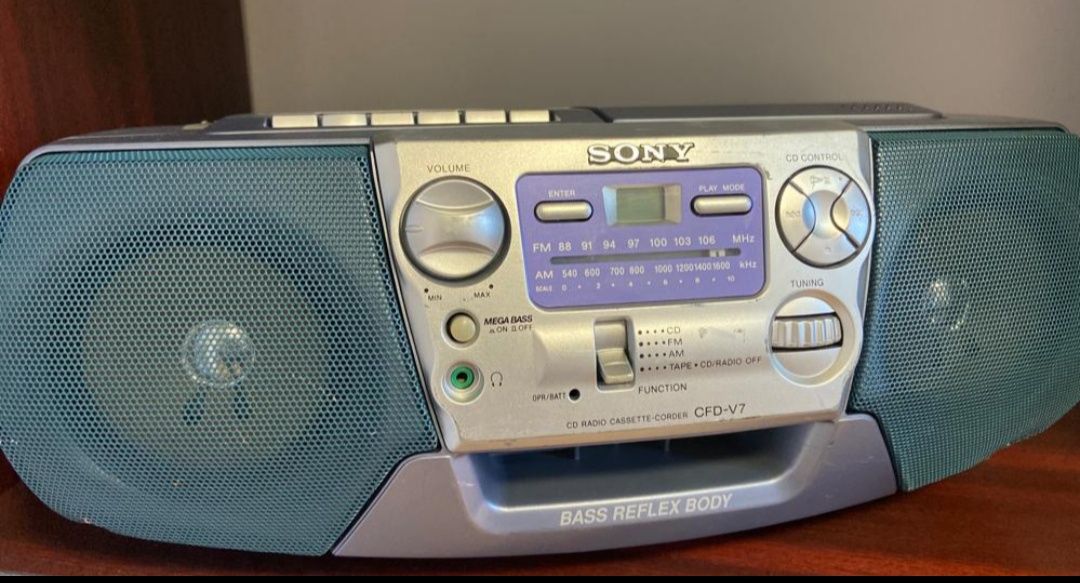 RadioCass retro cu CD, Sony CFD-V7, original, stare buna.