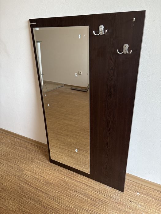 Шкаф за обувки в хубаво състояние и оглядало с закачалки