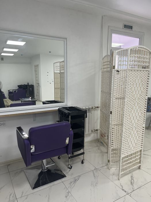 Парикмахерское место и под маникюрный столик