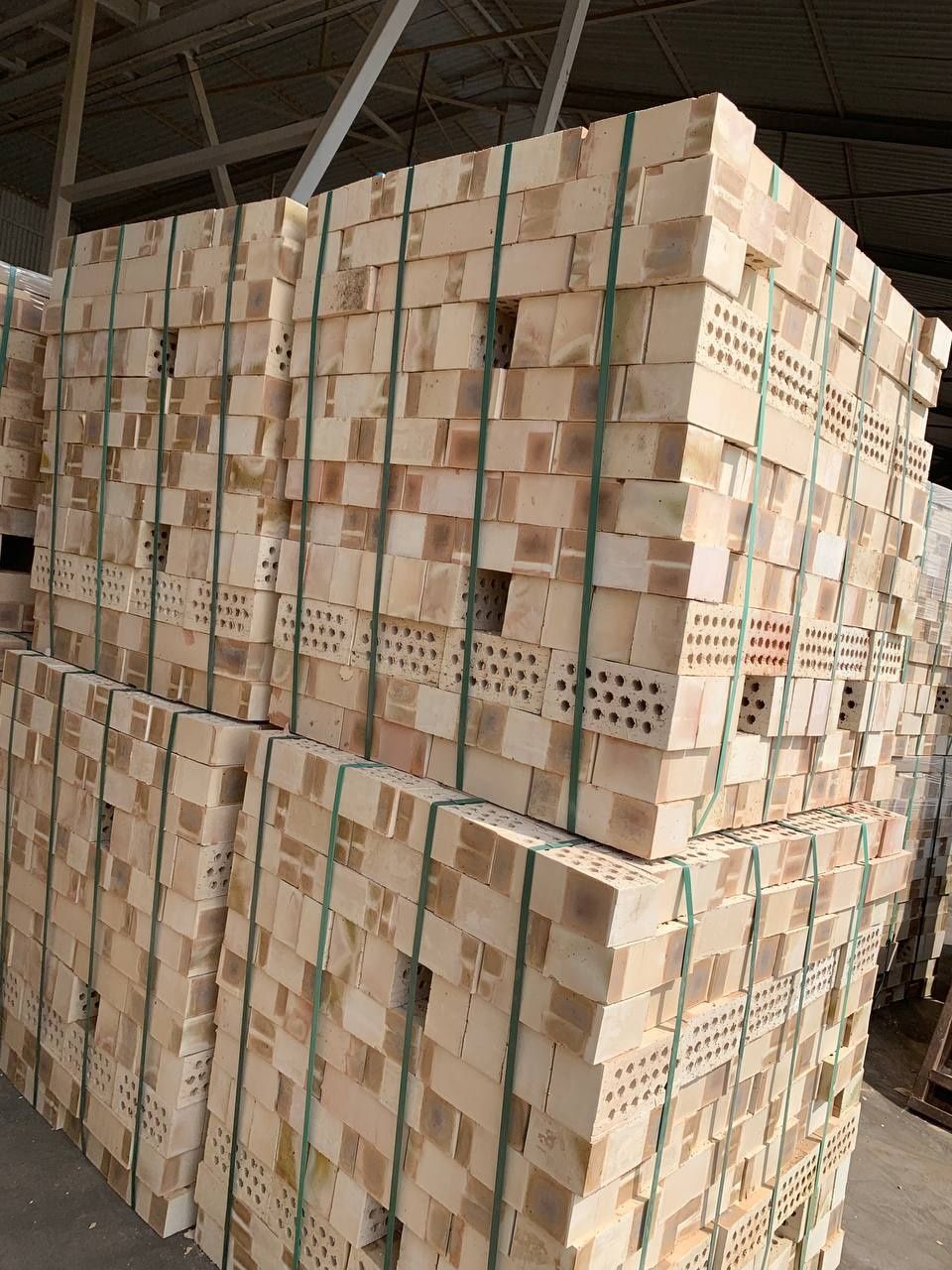 Кирпич два вида есть по 1400 и по 1250
