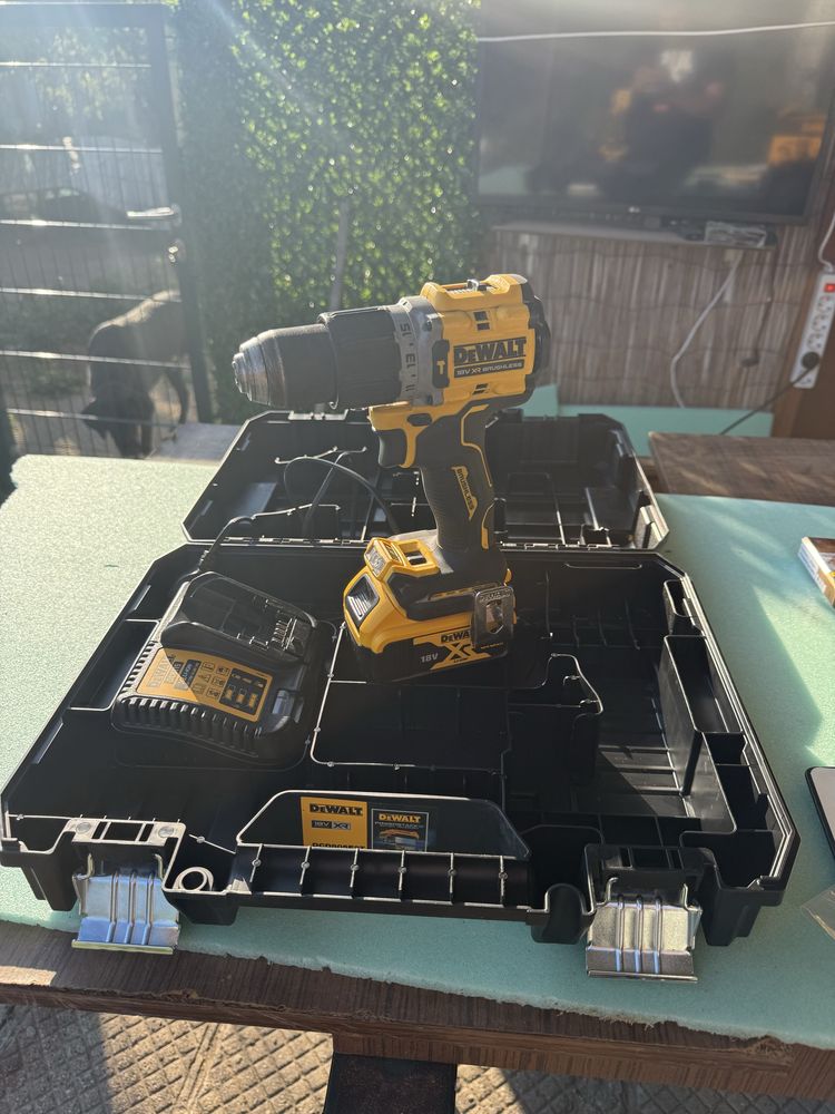 Винтоверт DeWALT DCD805