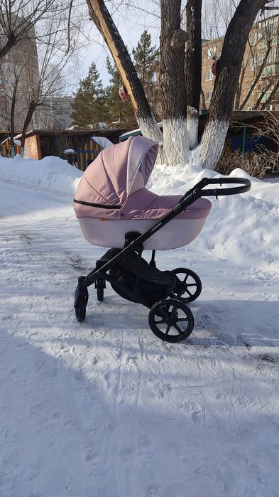 Продам коляску 2 в 1 для девочки.