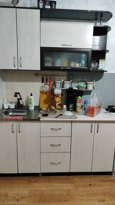 Кухонный гарнитур и плита с духовкой