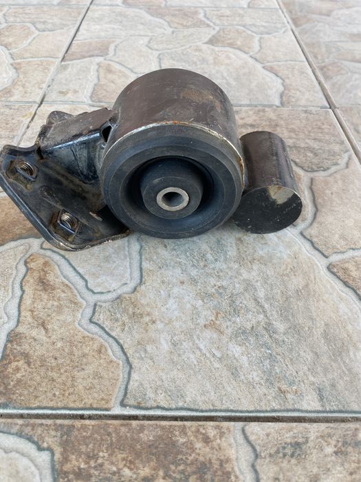 Подушка двигателя