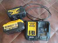 DeWalt -зарядно устройство и две батерии