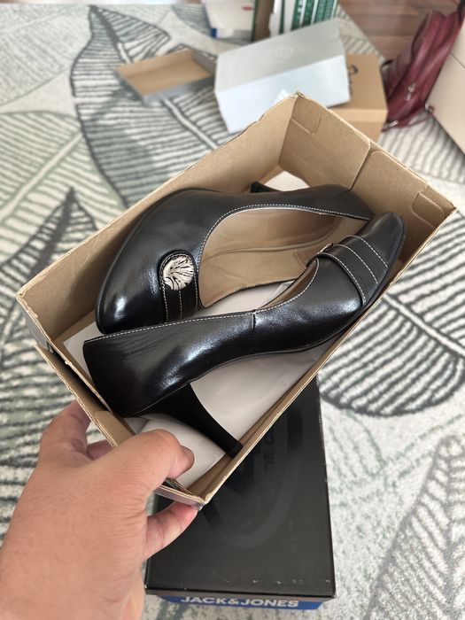 Vand pantofi dama si barbat la 60 70 lei perechea