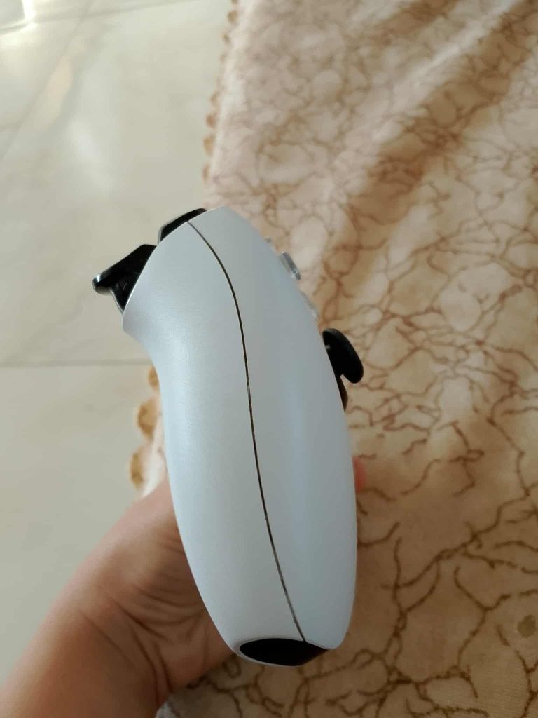 Продавам PS5 с джоестиг като нов