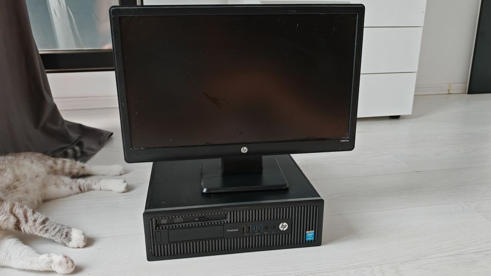 Pc/unitatea + monitor Hp