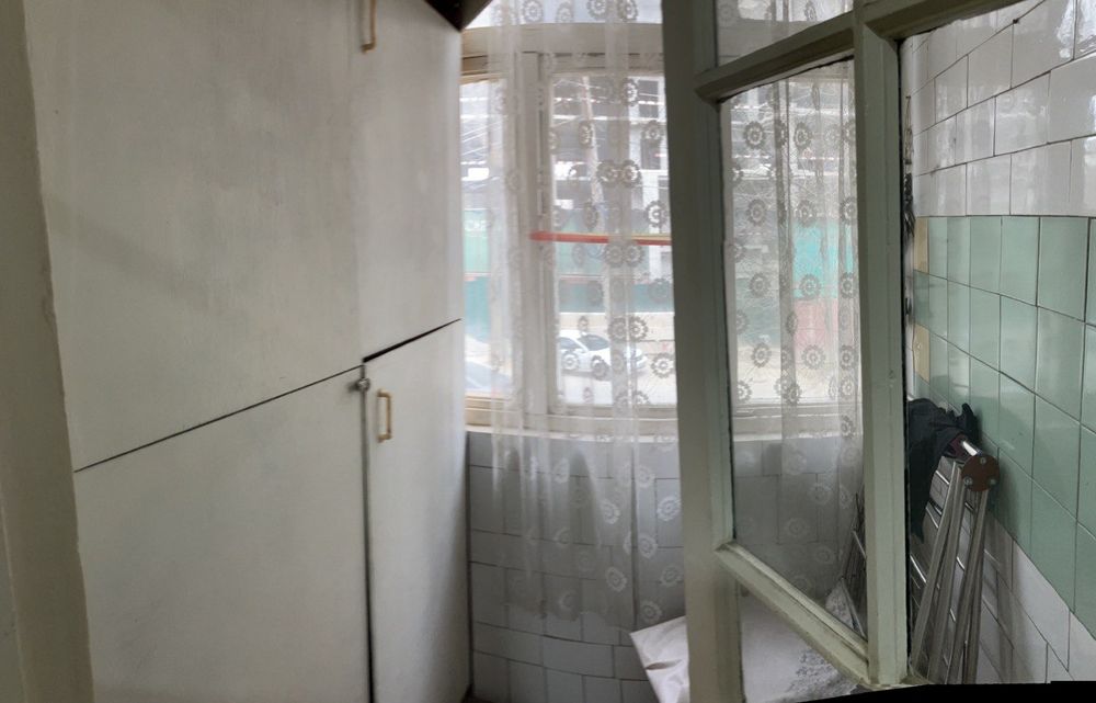 Продается 2-х комнатная переделанная в 3-х квартира, высоко потолочная