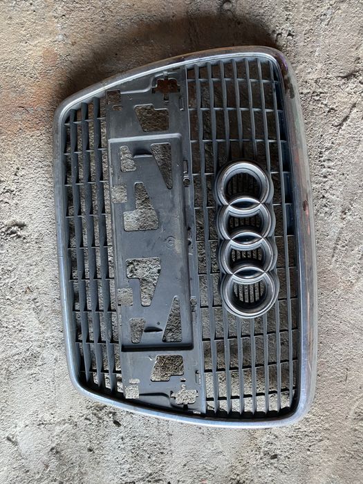 Vând Grila Audi A6