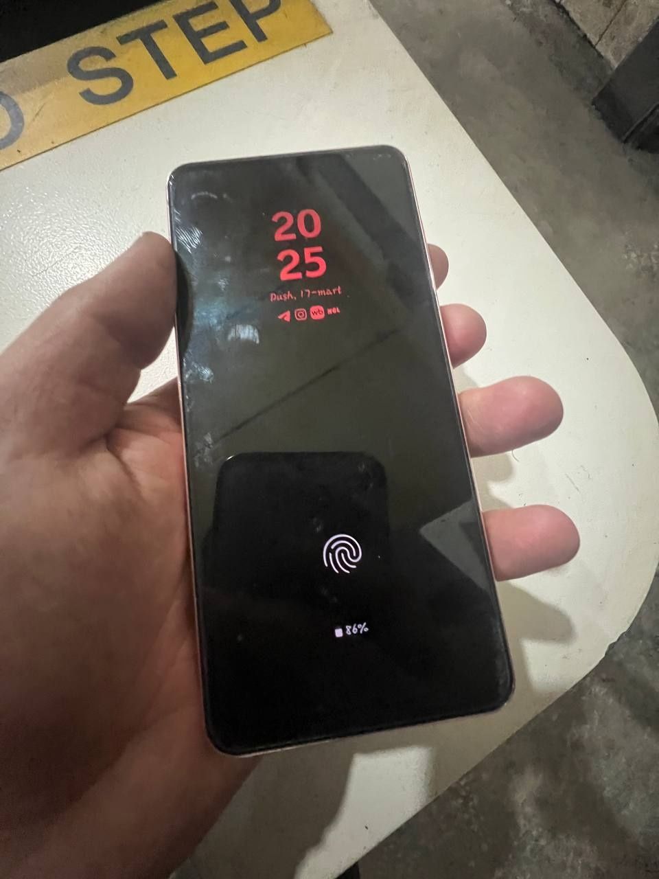 Samsung s 21  8+8 256 g qirilgan joyi tel tiniq kafolat 6 oy