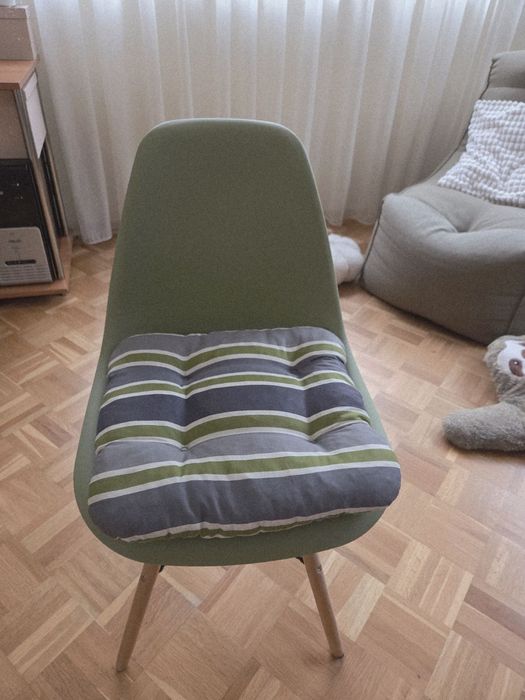 Продавам кухненски столове четири броя зелен цвят.