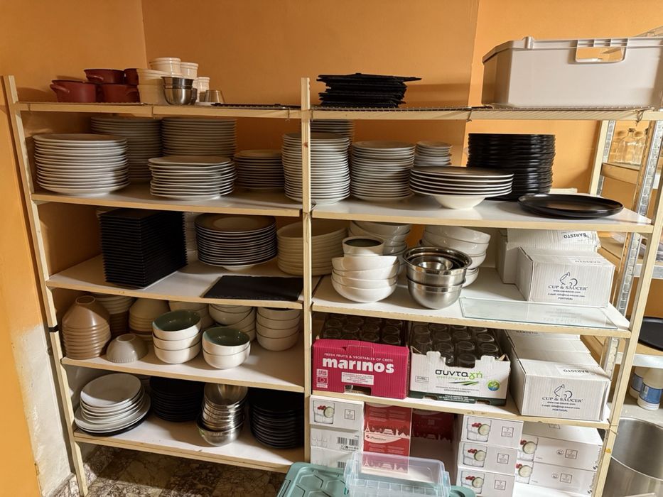 Продава се интериорно оборудване и основно кухненско оборудване