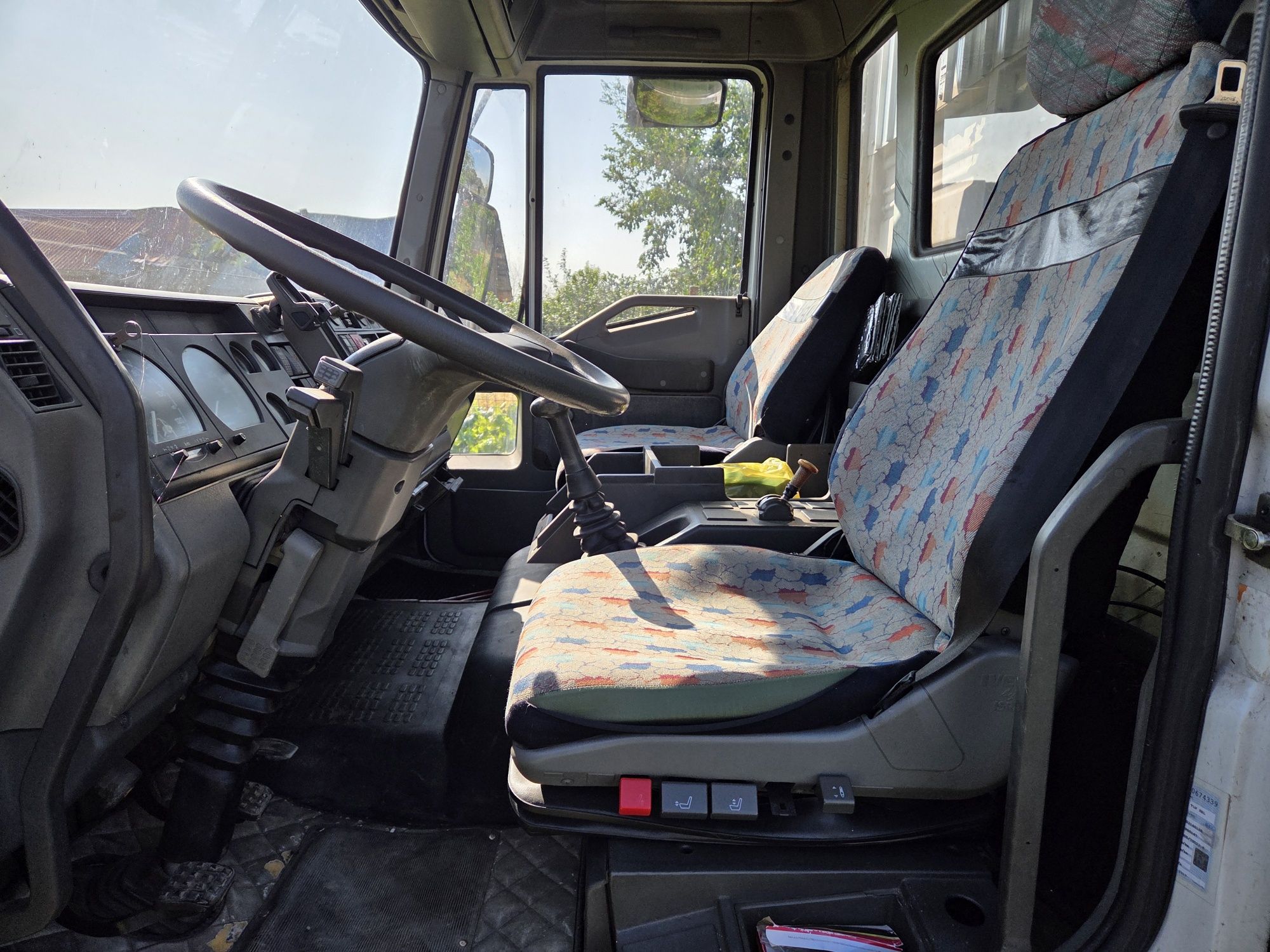 Camion apicol iveco omologat,echipat cu 80 cutii