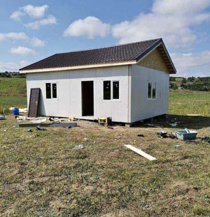 Case din lemn sau structură metalică