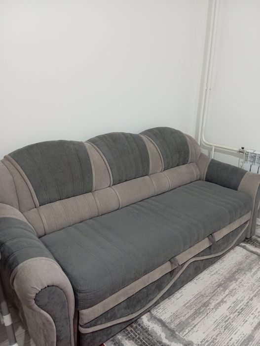 Диван вместе с креслом.