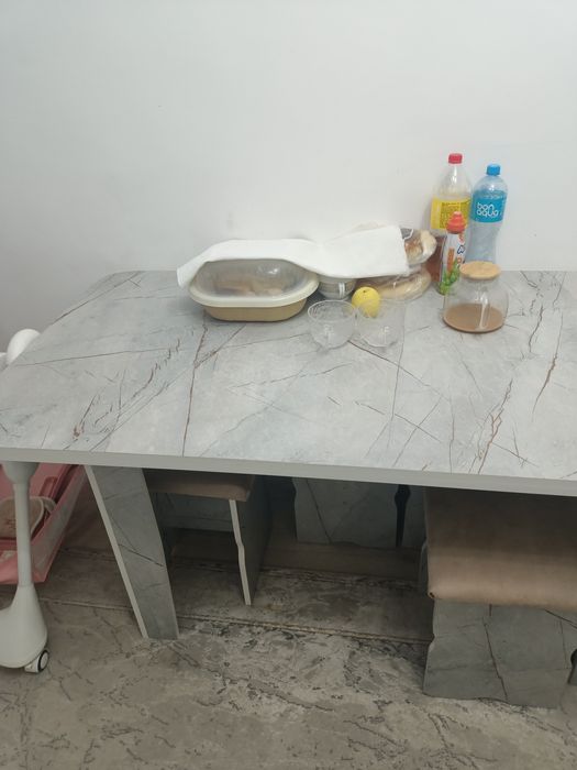 Стол и 4 табуретки